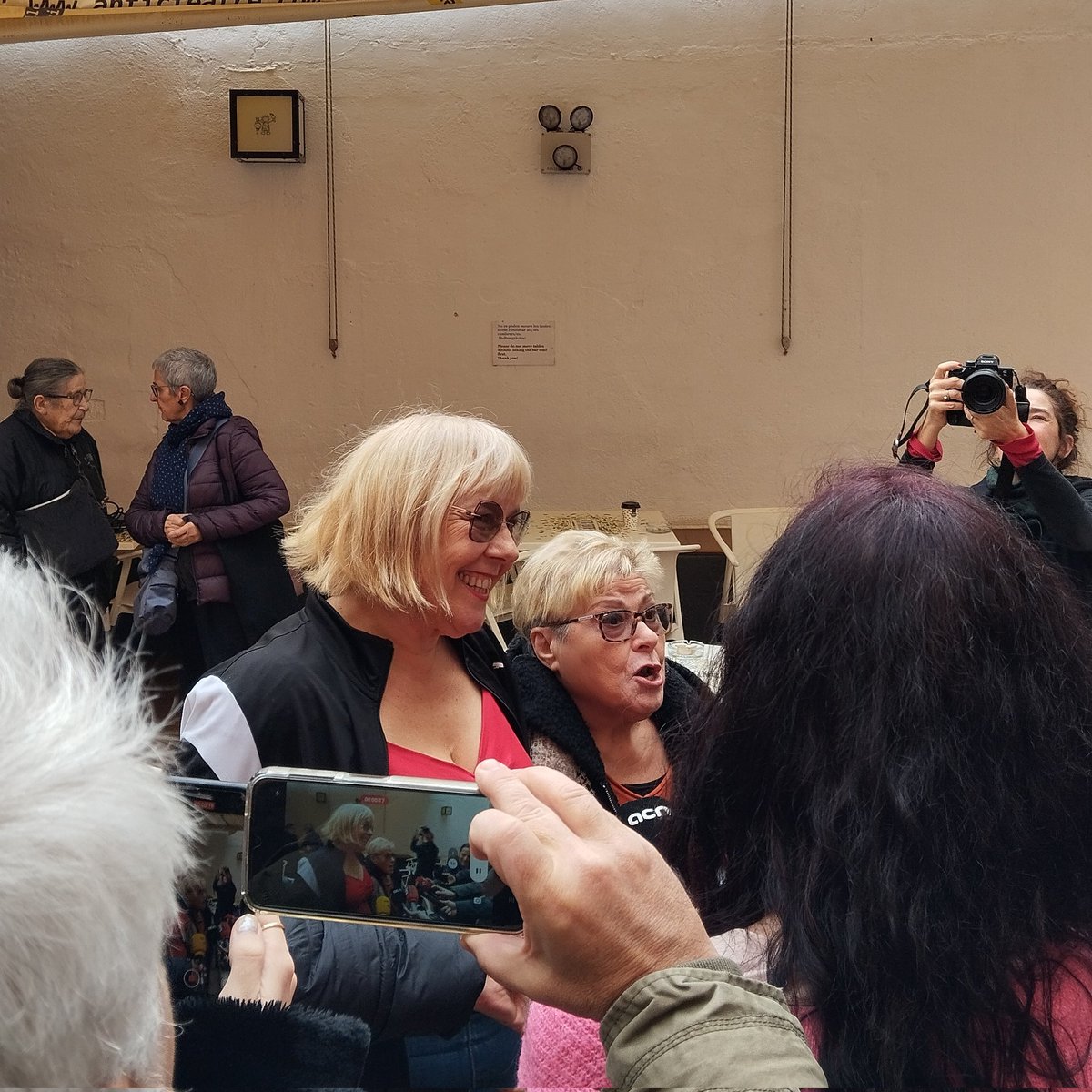 avui hem estat a la roda de premsa de l'Antic Teatre @lasaladelanena, en cos i ànima. 'Posar el cos és important', deia, agraïda davant una sala pleníssima, @semolinika a l'inici de l'acte