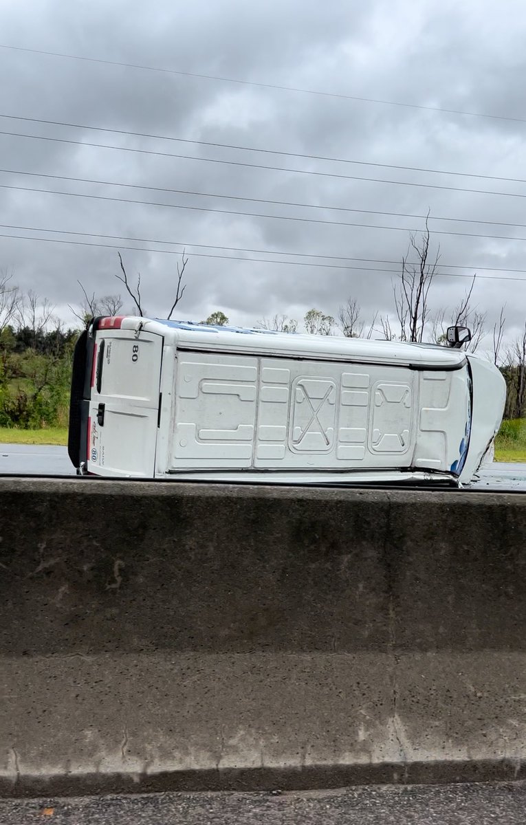 hernanchiesa's tweet photo. Camioneta volcada autopista Buenos Aires - la plata km 16 sentido a capital @jotaleonetti https://t.co/4unRZveASU