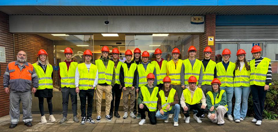 Alumnos de 2º curso de Bachillerato Tecnológico del IES Botikazar #Deusto visitan la planta de ArcelorMittal #Etxebarri en el marco del programa “Industria Erronka” <a href="/Industria_RNK/">Industria Erronka</a> de @fvem_es para acercar la #industria a l@s jóvenes y despertar vocaciones #STEM