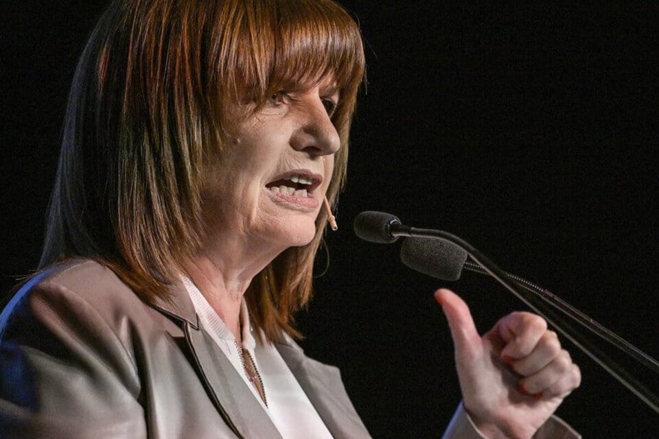 ¿CUÁNTO DAÑO PUEDE HACER UNA PERSONA Y SER LEGITIMADA POR EL ESTABLISHMENT?

¿No es demasiado Patricia Bullrich, Victoria Villarruel, Francisco Sánchez, Gerardo Millman, Pablo Noceti y toda esa banda asolando la democracia, arruinando los valores morales de una República?

📻