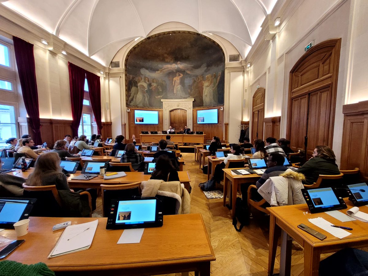 Centre de droit public comparé (CDPC) (@cdpcassasuniv) on Twitter photo Le CDPC et les étudiants du Master 2 Droit public comparé de <a href="/AssasUniversite/">Panthéon-Assas université</a> ont été honorés et ravis d'accueillir le Professeur Moyn <a href="/samuelmoyn/">Samuel Moyn 🔭</a> pour des séminaires de droit constitutionnel et une conférence passionnante sur l'affaire relative à l'inéligibilité de D. Trump. Le CDPC et les étudiants du Master 2 Droit public comparé de <a href="/AssasUniversite/">Panthéon-Assas université</a> ont été honorés et ravis d'accueillir le Professeur Moyn <a href="/samuelmoyn/">Samuel Moyn 🔭</a> pour des séminaires de droit constitutionnel et une conférence passionnante sur l'affaire relative à l'inéligibilité de D. Trump.