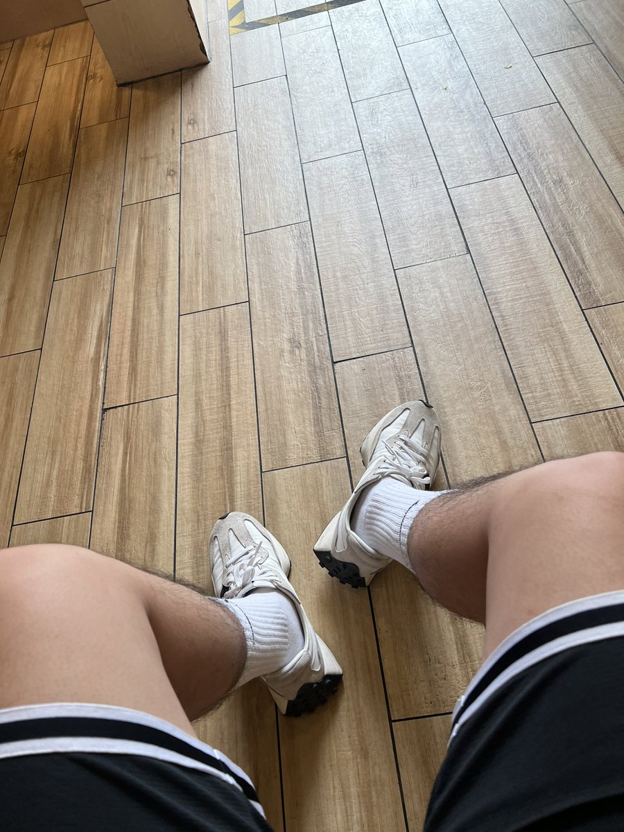 有人想聞一整天上班的臭襪嗎？
歡迎私訊購買
#原味襪 #白襪 #白襪控 #野裸