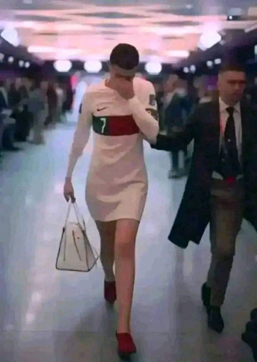 FutSheriff's tweet image. Ronaldo seeing he is not on TOTY XI MEN

Time to try in the TOTY XI Women i guess😭😭😭😭😭