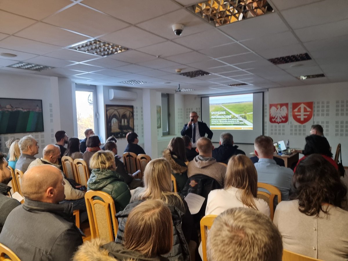 GDDKiA_Kielce's tweet photo. Ruszyła akcja informacyjna dla mieszkańców zainteresowanych rozbudową #DK78 #Jędrzejów #Kije. Dzisiaj prezentujemy z projektantami warianty rozwiązań w Jędrzejowie, jutro będziemy w Motkowicach gm. Imielno, w piątek spotykamy się w Kijach @GDDKiA @GDDKiA_Kielce #Świętokrzyskie https://t.co/gVFG2Uk9SC