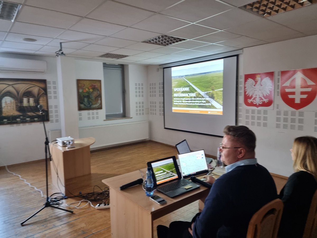 GDDKiA_Kielce's tweet photo. Ruszyła akcja informacyjna dla mieszkańców zainteresowanych rozbudową #DK78 #Jędrzejów #Kije. Dzisiaj prezentujemy z projektantami warianty rozwiązań w Jędrzejowie, jutro będziemy w Motkowicach gm. Imielno, w piątek spotykamy się w Kijach @GDDKiA @GDDKiA_Kielce #Świętokrzyskie https://t.co/gVFG2Uk9SC