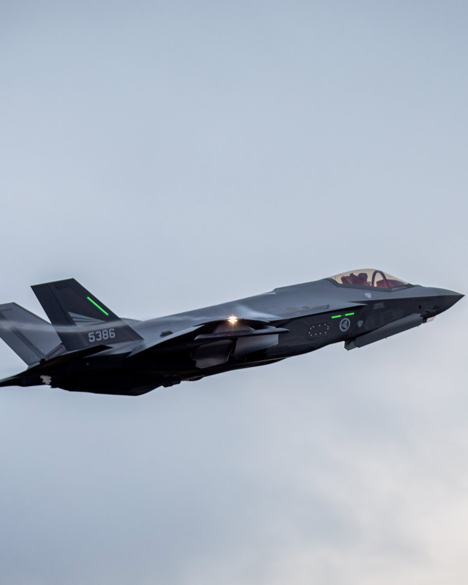 🇳🇴 Norway deploy F-35 fighter jets to 🇮🇸 Iceland 

The jets will fly NATO Air Policing missions out of Keflavík Air Base and be on stand-by 24/7 to safeguard NATO and international airspace near Iceland 

#SecuringTheSkies

🔗 ac.nato.int/archive/2024/N…