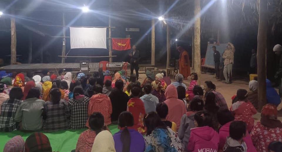 ElinaCHO8's tweet photo. All Burma Federation, Yangon based student union has showed a revolutionary film to the determined local civilians and protested against #MyanmarMilitary in #Butalin township, #Sagaing region.
#WarCrimesOfJunta
#2024Jan16Coup
#HelpMyanmarIPDs
#WhatsHappeninglnMyanmar https://t.co/T9SAt7ryLh