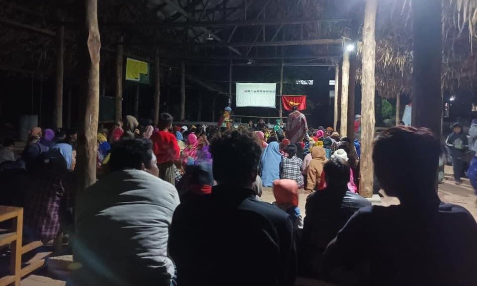 ElinaCHO8's tweet photo. All Burma Federation, Yangon based student union has showed a revolutionary film to the determined local civilians and protested against #MyanmarMilitary in #Butalin township, #Sagaing region.
#WarCrimesOfJunta
#2024Jan16Coup
#HelpMyanmarIPDs
#WhatsHappeninglnMyanmar https://t.co/T9SAt7ryLh