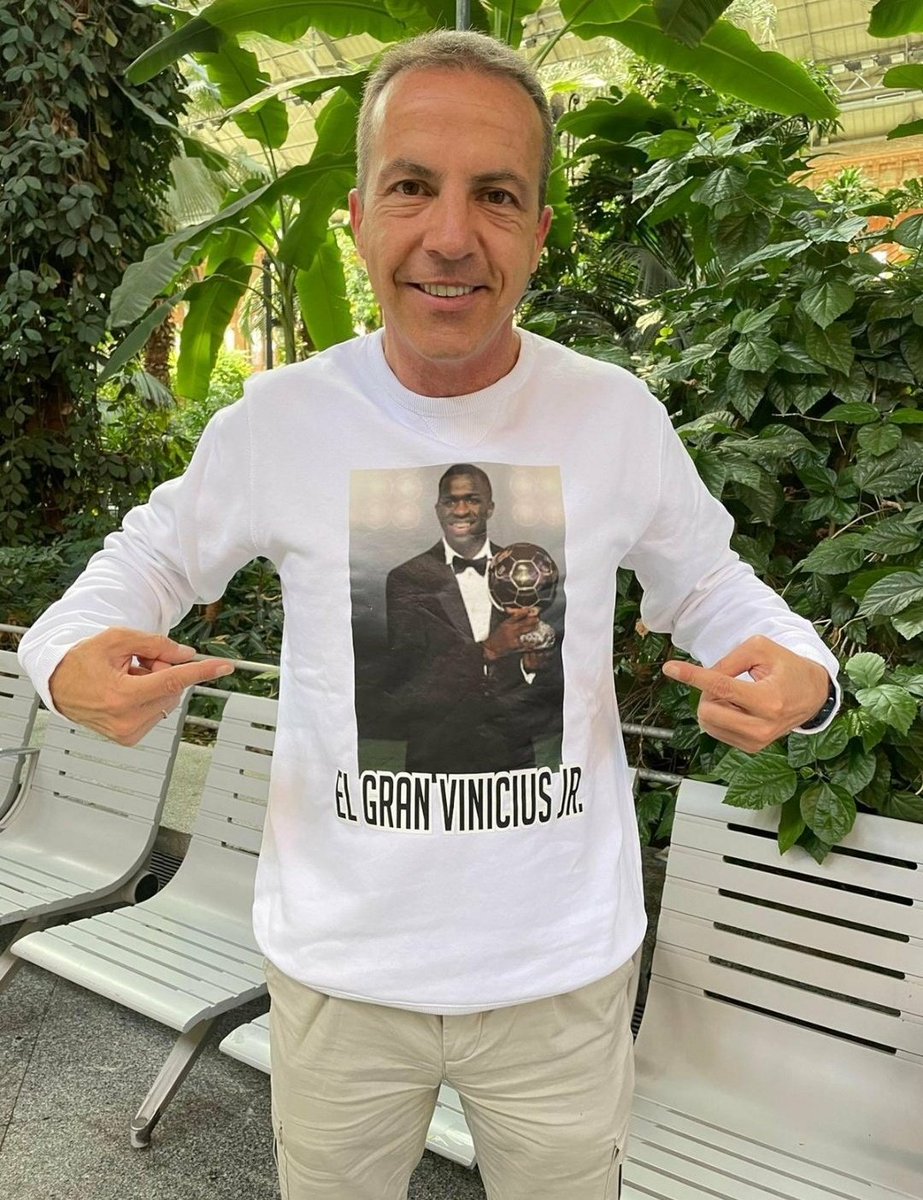 Mario___RM's tweet photo. Tweet para recordarle a Cristóbal Soria lo que ha conseguido Vinicius desde esta foto:

- Campeón de todos los títulos.
- 2 temporadas con +40G/A.
- Gol en Final de Champions para ganarla.
- Hat-trick al Barça en una final.
- Jugador con más G/A en los últimos 3 años en Champions.
- Goles en Octavos, Cuartos y Semifinales de Champions.
- Premio Sócrates por ser un ejemplo.
- 7 goles en Clásicos.
- TOP 8 y TOP 6 el el Balón de Oro.
- 10 G/A en 9 finales con el Real Madrid.
- Heredero del 7 del Real Madrid.

Falta verlo con el Balón de Oro como en la camiseta y estoy muy seguro de que va a pasar.