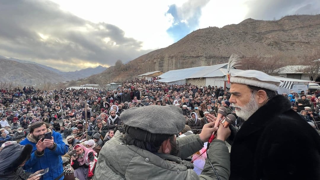 چترال این اے ون : مورکہو اپر چترال جلسہ عام سے طلحہ محمود خطاب کرتے ہوئے۔
#ووٹ_صرف_کتاب_کا