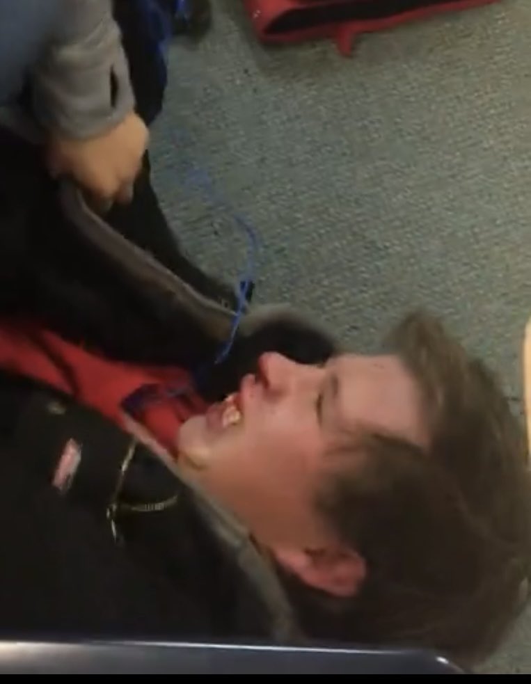 Syphixxxz's tweet photo. @KO_Fights_ This is fucked up white kid was getting picked on due to being the only white kidnin a Mexican school https://t.co/C6T44UOtCq