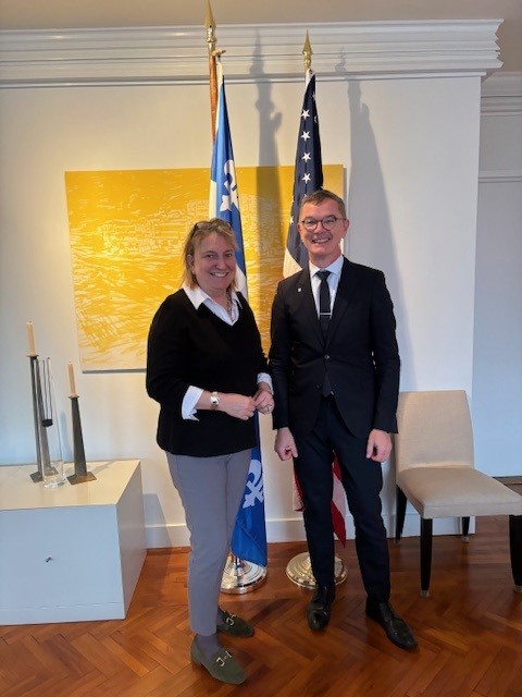 CQCD_Express's tweet photo. [Le #CQCD à 🌎] Rencontre des + fructueuses entre notre DG, @damiensiles, et la Déléguée générale du Québec à New York, @MartineHebertQc. Cette réunion a posé les bases d'une collaboration prometteuse entre notre organisation et les représentant.e.s du Québec aux 🇺🇸. #NRF2024 https://t.co/n0g4af2P69