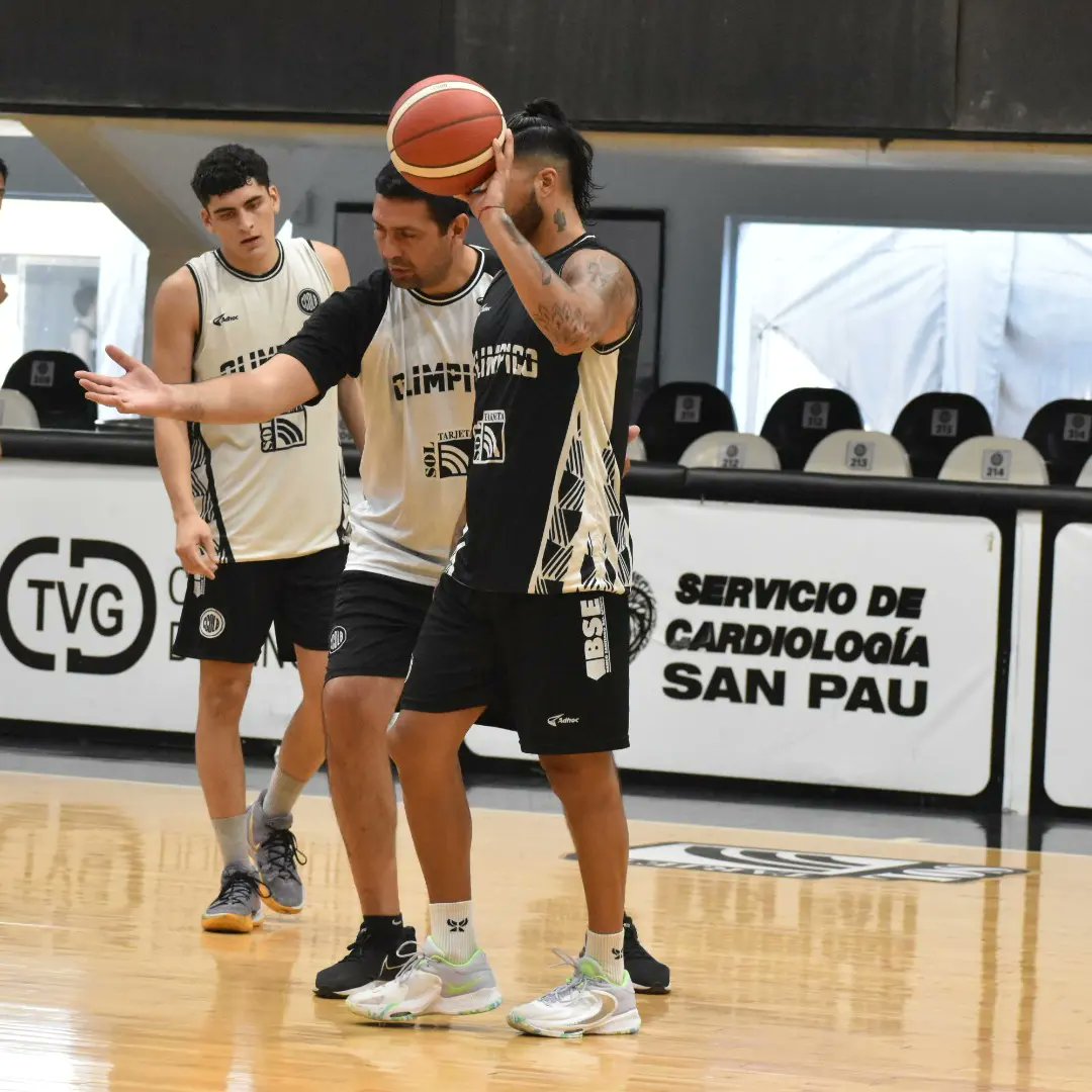 OlimpicoLB's tweet photo. 🏀 A las órdenes de @soyelguti10 entrena Olímpico en el Vicente Rosales con vistas al juego frente a Quimsa del próximo 22 de enero.

@LigaNacional
#VamosNegro⚫ https://t.co/yuYoNfTvf7
