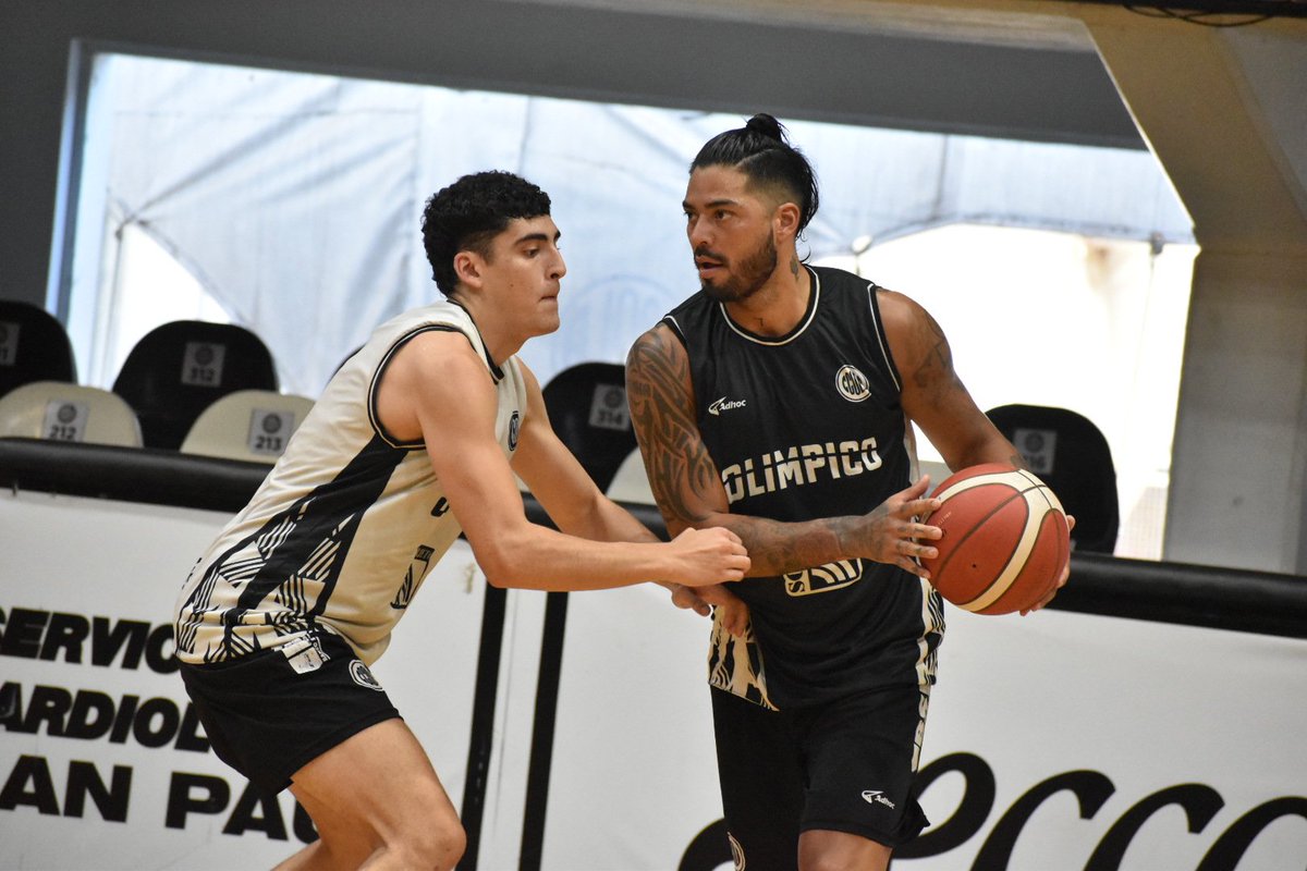 OlimpicoLB's tweet photo. 🏀 A las órdenes de @soyelguti10 entrena Olímpico en el Vicente Rosales con vistas al juego frente a Quimsa del próximo 22 de enero.

@LigaNacional
#VamosNegro⚫ https://t.co/yuYoNfTvf7
