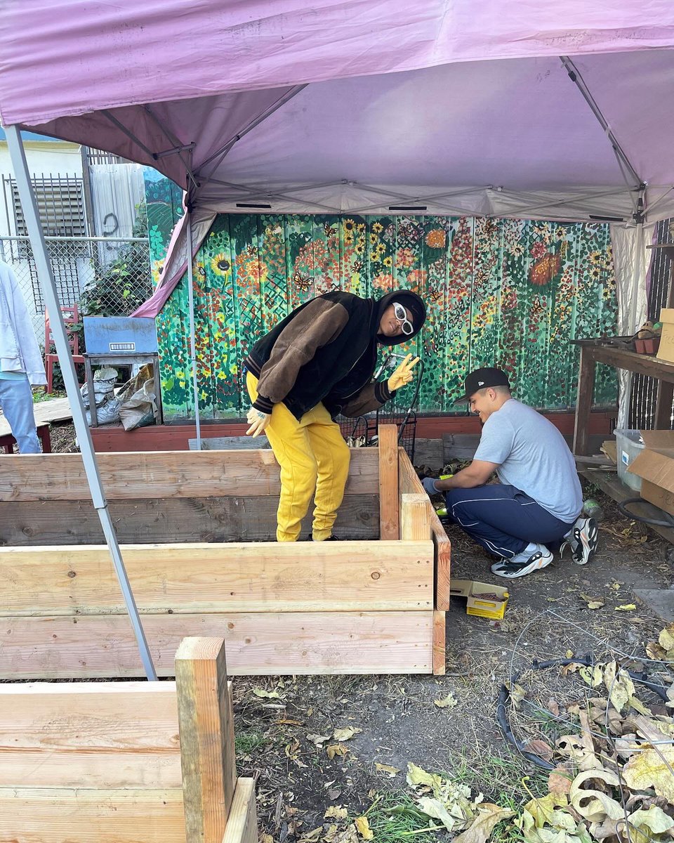 PlayworksSoCal's tweet image. This past Saturday, our incredible AmeriCorps coaches stepped up for a day of service at Fountain Community Gardens. Committed to making a difference, they embody the spirit of service that defines AmeriCorps. Celebrating unity, kindness, and impactful service! @AmeriCorps 💙⭐️