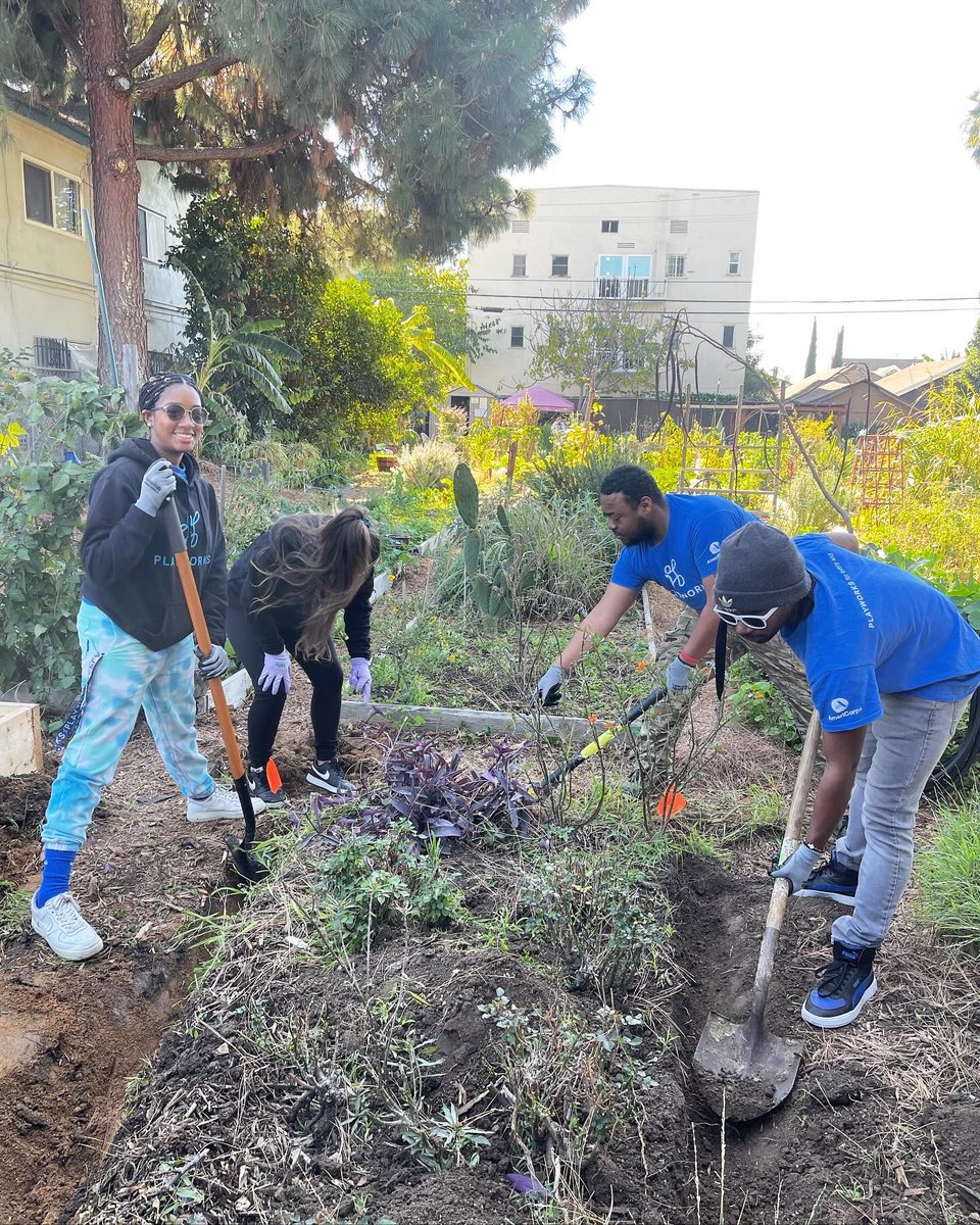 PlayworksSoCal's tweet image. This past Saturday, our incredible AmeriCorps coaches stepped up for a day of service at Fountain Community Gardens. Committed to making a difference, they embody the spirit of service that defines AmeriCorps. Celebrating unity, kindness, and impactful service! @AmeriCorps 💙⭐️