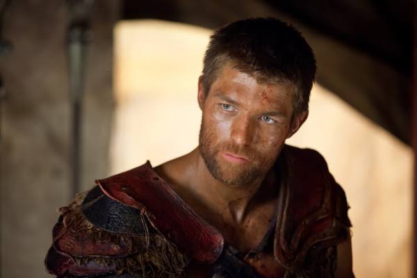 En kötüsü değil ama en trajik değişiklik budur. 3 5 bölüm izledikten bu başrolde bir değişiklik var sanki deyip bakmıştım.  Spartacus'u oynayan kişi kanser tedavisi için diziden ayrılıyor, 1 sene sonra da ölümü gerçekleşiyor.