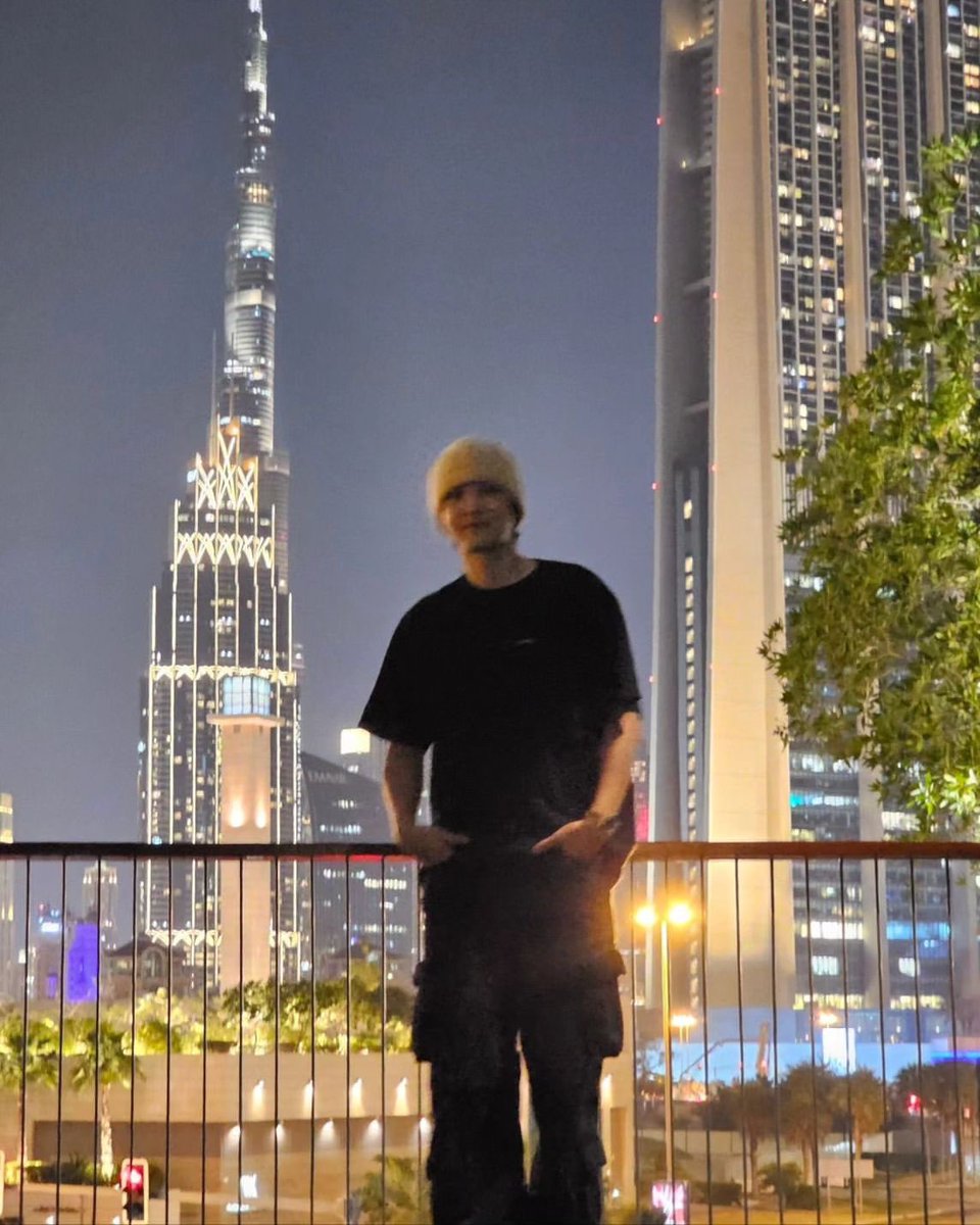 knockknock0408's tweet photo. CHANYEOL ins : Dubai https://t.co/kCVzhxxh81