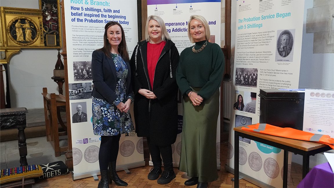 Yng Nghaerdydd, cafodd staff HMPPS gyfle i ymweld ag arddangosfa yn dathlu cychwyniad y Gwasanaeth Prawf, o’i ddyddiau cyntaf yn llysoedd Llundain yn yr Oes Fictoraidd i heddiw, yn dangos sut cafodd y gwasanaeth ei sefydlu gyda rhodd o bum swllt.