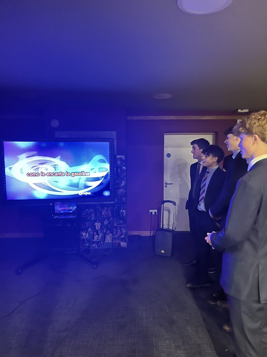 Our pupils had an amazing time at the MFL Society Dinner last week with a very interesting talk about career opportunities after studying languages and some karaoke 🎤 🎶 <a href="/SHSKSchool/">St Helen and St Katharine</a> <a href="/abingdonschool/">Abingdon School</a>