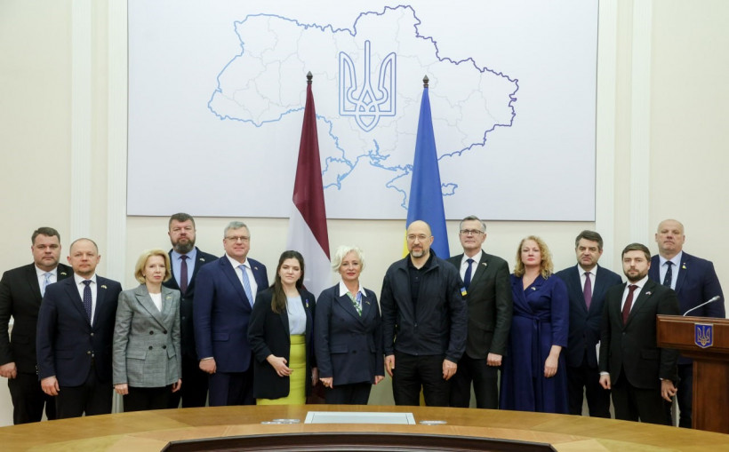 Kabmin_UA_e's tweet photo. .@Denys_Shmyhal  and Speaker of 🇱🇻 Saeima @DaigaMierina discuss European integration and confiscation of russian assets
https://t.co/q4UzEvnMVq
#EuroIntegration #AssetsConfiscation #Support #Cooperation #UkraineRecovery https://t.co/WB8kmxOqMi