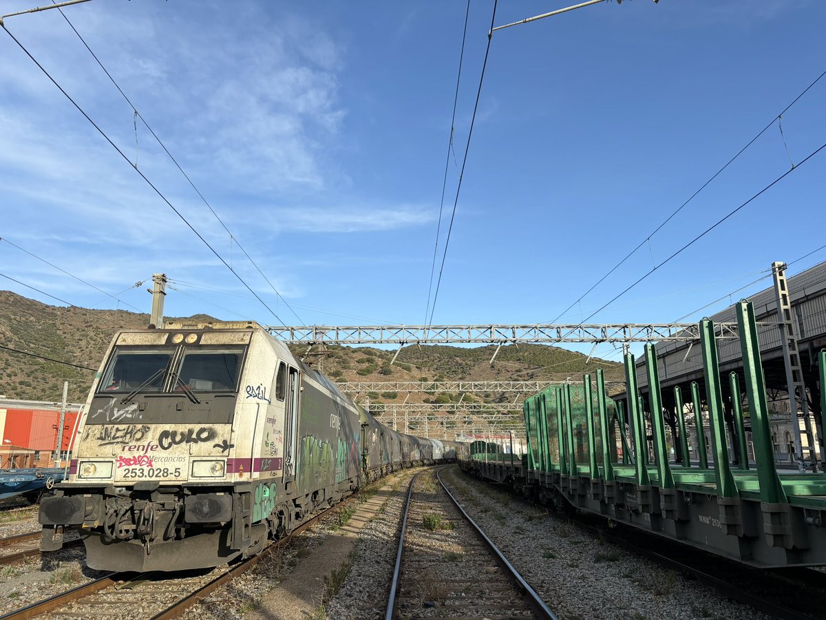 tonitoser10's tweet photo. Turno con doble tren Portbou - Castellbisbal y Martorell Seat - Tarragona  🙃🔧🚗🚂 https://t.co/51bBvOKYzu