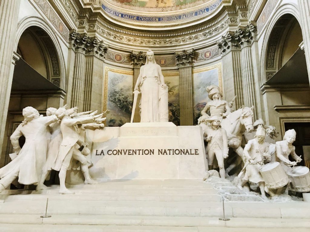 fidepost's tweet photo. Fait amusant : le salut romain (ou "salut nazi" pour les ignares) n'est attesté par aucune source de la Rome antique. Il est en réalité une invention de la mythologie révolutionnaire française, qui se piquait de classicisme. Il apparaît pour la première fois, dans sa forme moderne, dans le célèbre tableau du peintre révolutionnaire Jacques-Louis David, "Le serment des Horaces".

On retrouve encore le salut romain dans la monumentale sculpture " La convention nationale", commande publique installée en 1911 au Panthéon.

De même aux USA, le "Bellamy salute" fut mis en place dans les écoles pour accompagner la récitation du serment d'allégeance. Il fut supprimé et remplacé dans les années 1940 à cause de sa ressemblance avec le salut pratiqué par les fascistes italiens et les nazis.

En fait, le salut romain ne fut adopté par les fascistes italiens que par l'entremise de Gabriele D'Annunzio, qui participa au fameux film Cabiria, qui popularisa ce salut. D'Annunzio utilisa ce salut lors de l'occupation de Fiume et il fut repris par Mussolini puis plus tard par les nazis.

Les fascistes italiens étaient très inspirés par l'esprit de la révolution française. Ils reprirent également le symbole du faisceau (fascio).

Ceci contredit largement les mythes véhiculés par certains historiens comme Zeev Sternell qui prétendent que le fascisme nait du nationalisme d'Action Française, alors qu'il doit plutôt son héritage au nationalisme civique de la révolution française.

Reste à savoir comment le salut romain a été transmis dans le nationalisme arabe en Syrie, Palestine ou encore au Yémen. Même si nous n'avons aucune sympathie pour le fascisme ou le nazisme, il faut avouer que ce salut a de l'allure. 

En tout cas, c'est amusant de voir aujourd'hui les défenseurs des valeurs "républicaines et occidentales" rejeter un symbole pourtant issu de leur tradition philosophique. Encore un autre signe des schizophrénies identitaires postmodernes.