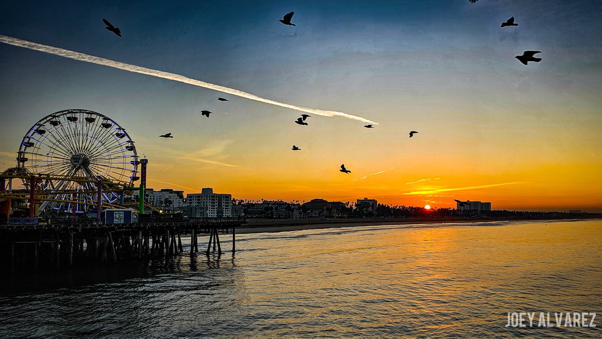smcloseup's tweet photo. Tuesday morning's sunrise over Santa Monica brings a splash of color to the day's beginning, with the Ferris wheel silhouetted against the vibrant dawn sky. #SantaMonicaDawn #TuesdayTranquility
๐ท Joey Alvarez https://t.co/g3YwFmvJVj