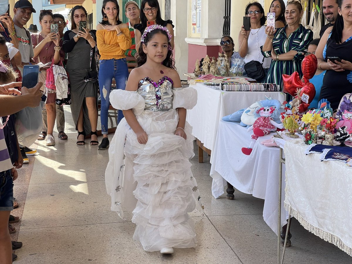 manueldositeo's tweet photo. “Mañana de fantasías”, donde disfrutamos de los proyectos: “Querubín “ de la profesora-instructora Yaneisi Guerrero, “Luz de Luna” de de la profesora-instructora Anisley Reyes, entre otros. Celebrando la 41 Semana de la Cultura Holguinera.
#SomosCulturaHolguín https://t.co/C4zxSgpgMw