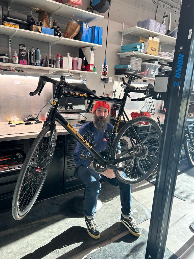 dallaglio8's tweet photo. Just met the fantastic @robinfoad and team - Shane, Cookie, and Matt - who set me up on my new Trek bike. Thank you 🙏
12 weeks until the grand departure in Rome; can't wait to begin my training journey! 💪 #CycleSlam2024 #IncludetheExcluded https://t.co/YQbkwvimmO