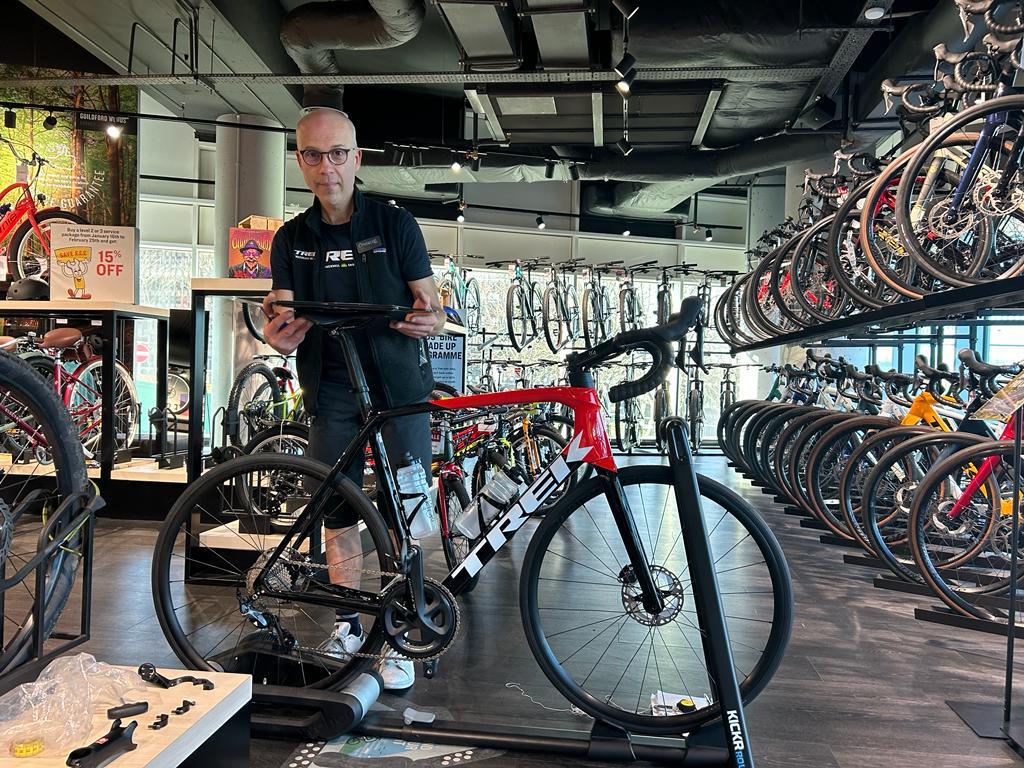 dallaglio8's tweet photo. Just met the fantastic @robinfoad and team - Shane, Cookie, and Matt - who set me up on my new Trek bike. Thank you 🙏
12 weeks until the grand departure in Rome; can't wait to begin my training journey! 💪 #CycleSlam2024 #IncludetheExcluded https://t.co/YQbkwvimmO