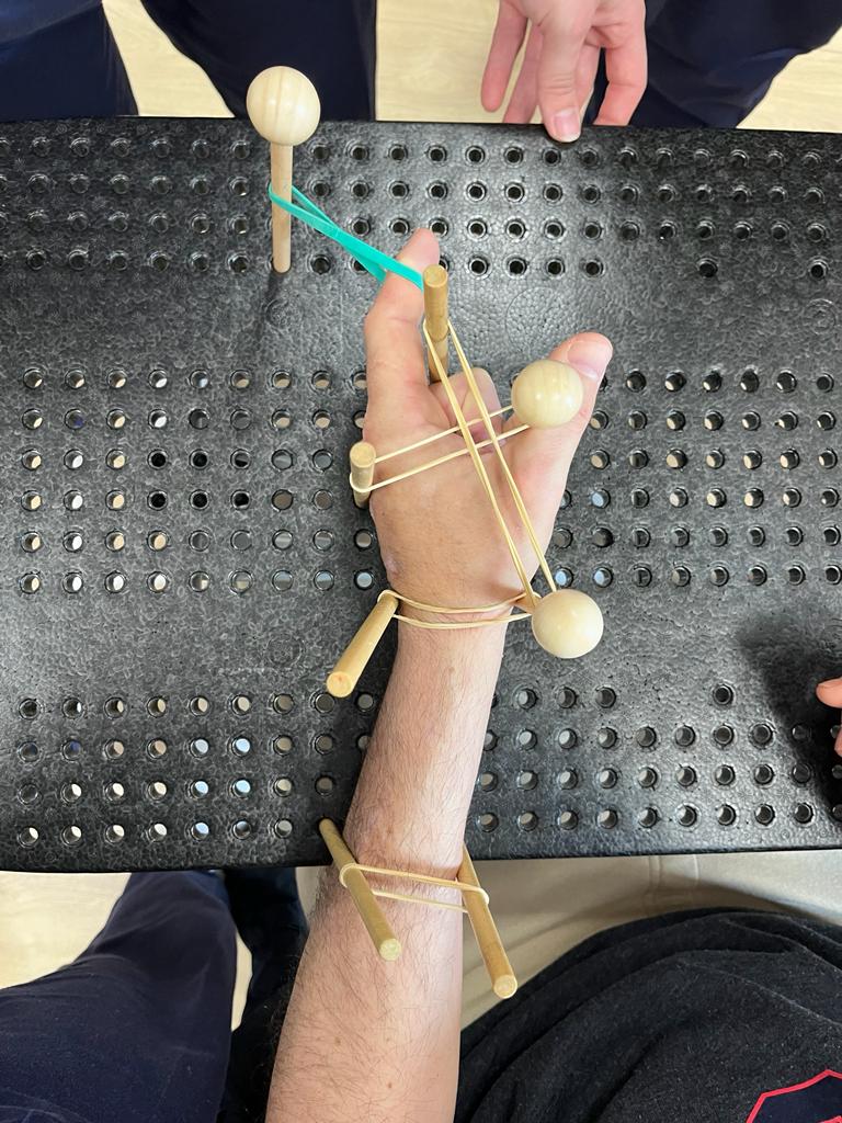 alejopis's tweet photo. A falta de tabla canadiense, buenas son las tablas de planchar... (Y palos, y gomas, y haber visto mucho MacGyver)
#tablacanadiense #neurorhb #rehabilitacionneurologica #fisioterapia #terapiaocupacional https://t.co/E1zRYYiQC8