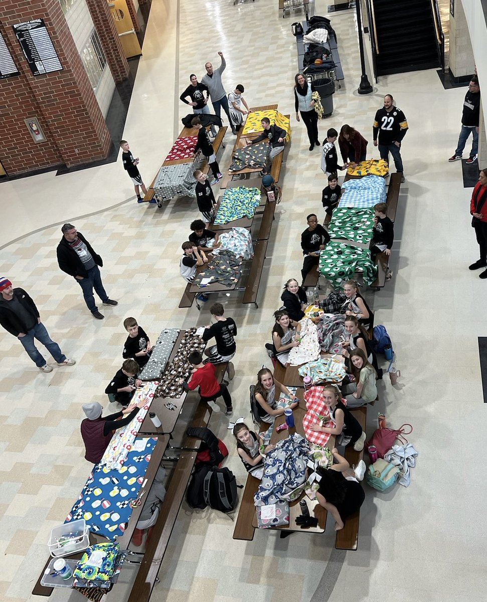 WarhawksYBBall's tweet photo. Our 6th grade players and cheerleaders doing a service project for My Very Own Blanket! Way to give back, Warhawks!! https://t.co/ksnsspeOFa