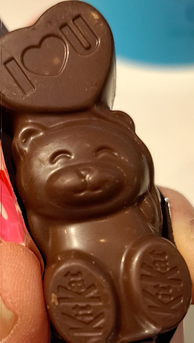 「今日いただいた限定キットカット。 クマ!クマなんですけどぉおおお!かわいいいーー」|とりか🌕 4/2スーパーヒロインタイム委託参加のイラスト