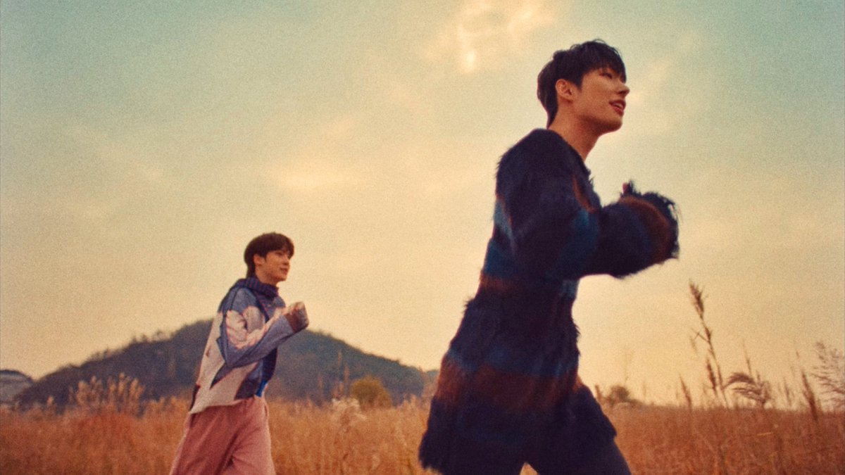 YUNH0E's tweet photo. “looking at the starry night sky, i want to lean on you. smile brightly when you see me”  — YOUTH 🌠 https://t.co/y6h0xs3iwj