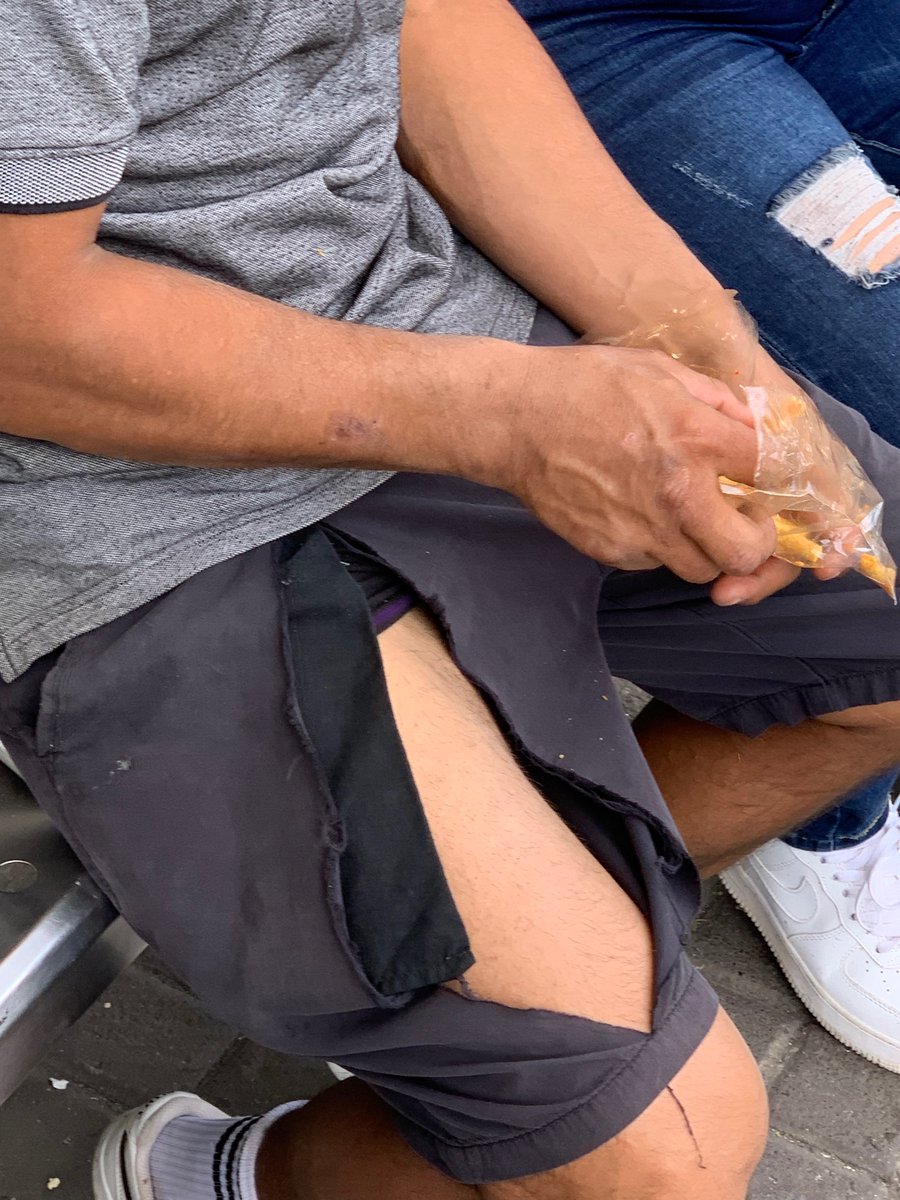 IsaiRob02655219's tweet photo. Vean nada más este rico chacal en la parada de bus del mercado de abastos #gdl #zonadechacales https://t.co/ku66GSzxLd