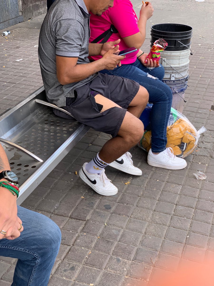 IsaiRob02655219's tweet photo. Vean nada más este rico chacal en la parada de bus del mercado de abastos #gdl #zonadechacales https://t.co/ku66GSzxLd