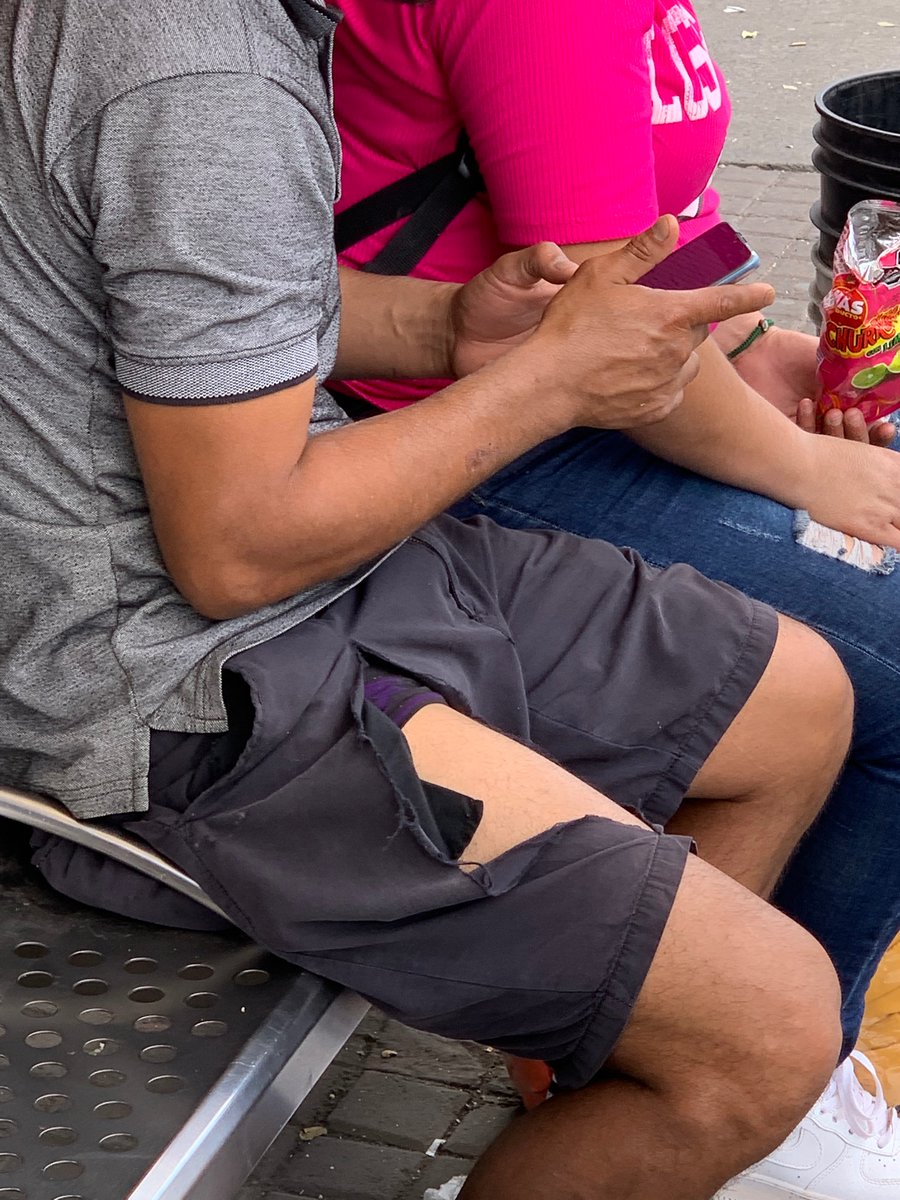 IsaiRob02655219's tweet photo. Vean nada más este rico chacal en la parada de bus del mercado de abastos #gdl #zonadechacales https://t.co/ku66GSzxLd