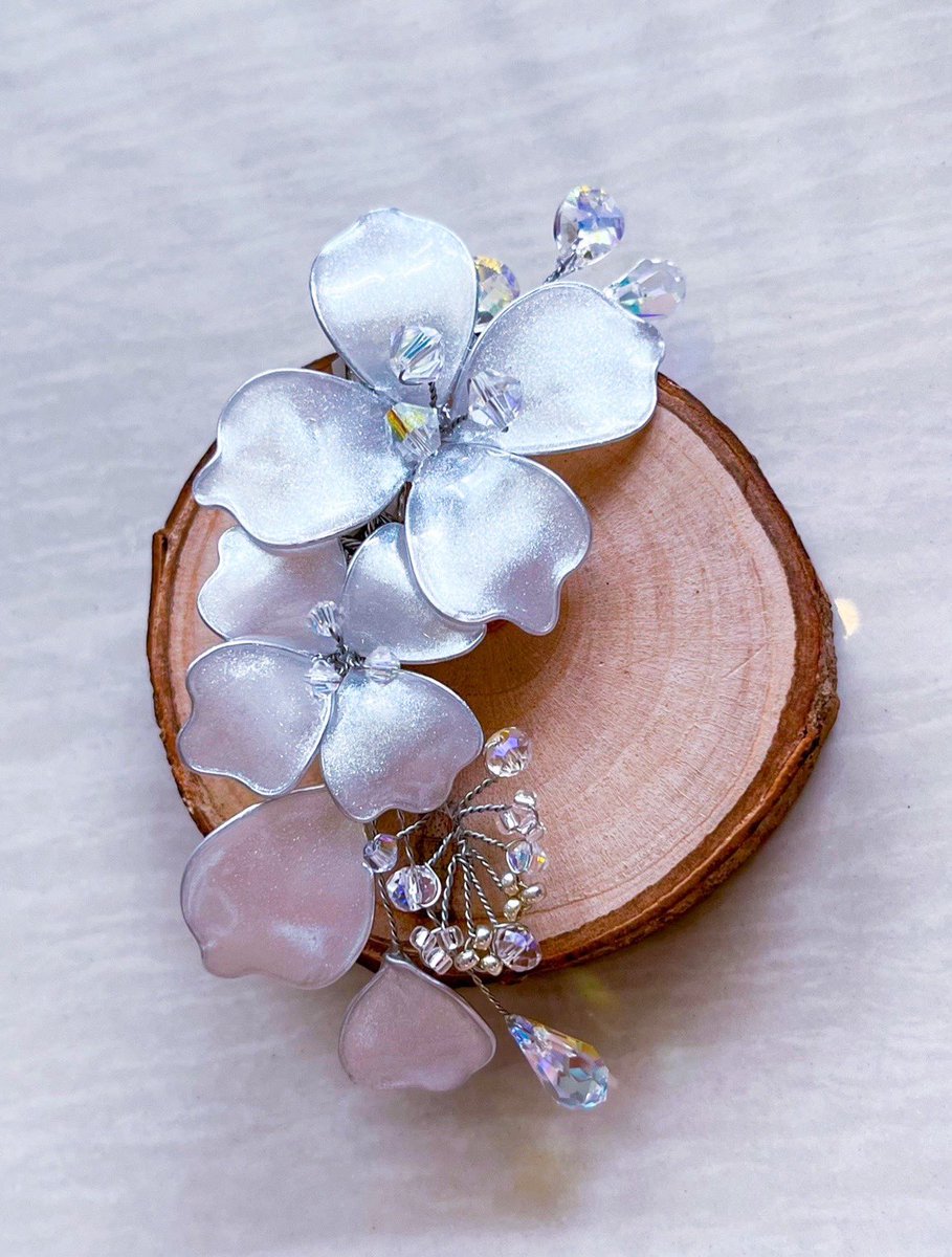 Pearlescent Bloom
Made with resin
—
#flowerjewelry #resinart #ハンドメイドアクセサリー