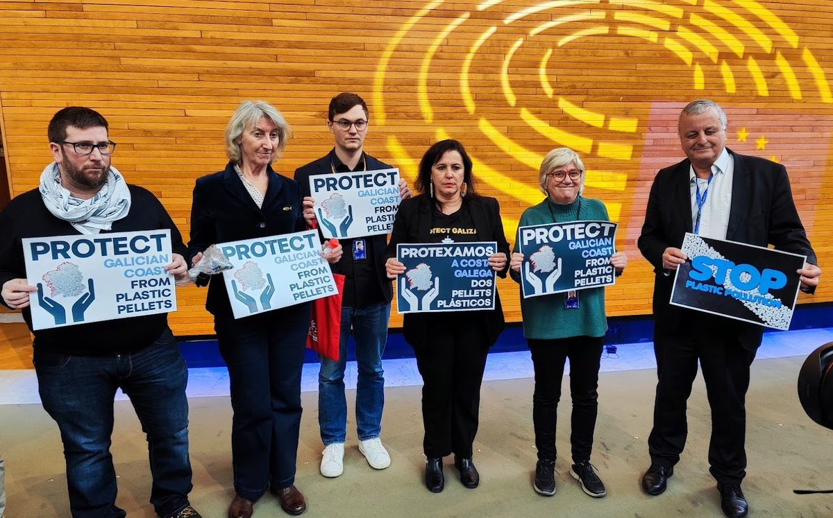 BNG_ParlEuropa's tweet photo. 📸📸 Compartimos imaxes do acto de solidariedade con Galiza convocado por @anamirandapaz no Parlamento Europeo
#Contaminación #Pelets #MareaBranca https://t.co/8Dn4eNIPCy