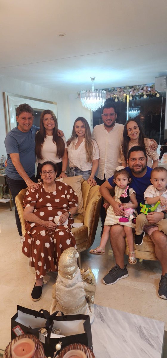 Intervallenato's tweet photo. El Cantautor @ivanovalle1 está hoy de cumpleaños y celebra esta fecha especial con su familia en Barranquilla.

Y que los cumplas feliz muy feliz 

#IvánOvalle # Cumpleaños #Vallenato #Comunired #Barranquilla https://t.co/kdDufHBiV9