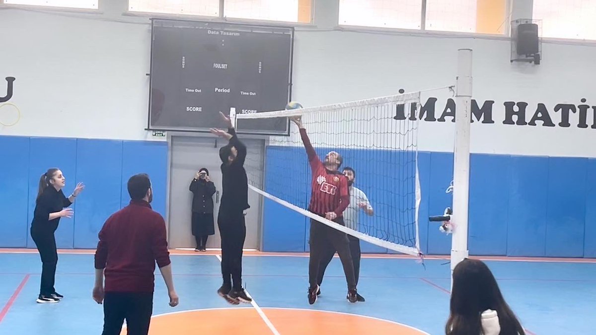 EneslerL's tweet photo. 🏐 “Etkinlik Haftası” kapsamında Spor ve Oyun Etkinliliği’nde Öğretmen ve öğrencilerimiz Voleybol maçı yapmışlardır.

#Eaihl https://t.co/JNd76heCsO