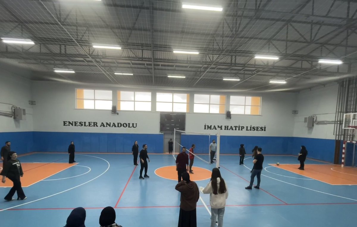 EneslerL's tweet photo. 🏐 “Etkinlik Haftası” kapsamında Spor ve Oyun Etkinliliği’nde Öğretmen ve öğrencilerimiz Voleybol maçı yapmışlardır.

#Eaihl https://t.co/JNd76heCsO
