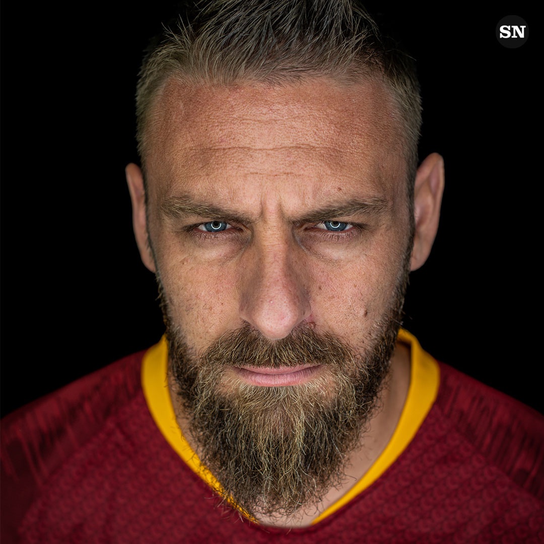sportingnewses's tweet photo. DANIELE DE ROSSI ES NUEVO ENTRENADOR DE LA ROMA

La leyenda regresa al club pero como DT: firmó contrato hasta junio de 2024 y reemplazará a Mourinho

📸 @OfficialASRoma https://t.co/m9eWIwGYbX