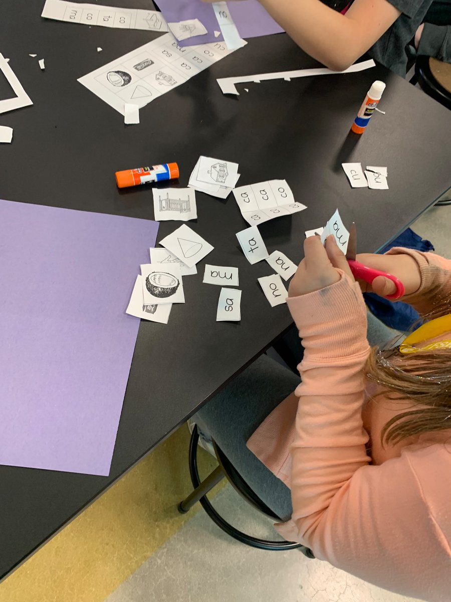 evenarcisse's tweet photo. ¿Cómo se escribe? 2nd graders practicing their sílabas y palabras en español hands on 👍🏼💯 @FSHISD https://t.co/OZHM754uOk