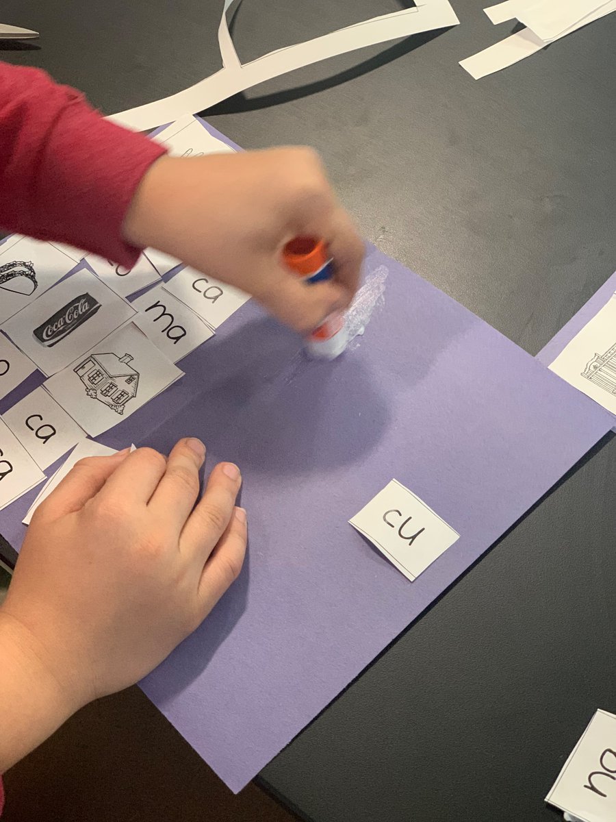 evenarcisse's tweet photo. ¿Cómo se escribe? 2nd graders practicing their sílabas y palabras en español hands on 👍🏼💯 @FSHISD https://t.co/OZHM754uOk