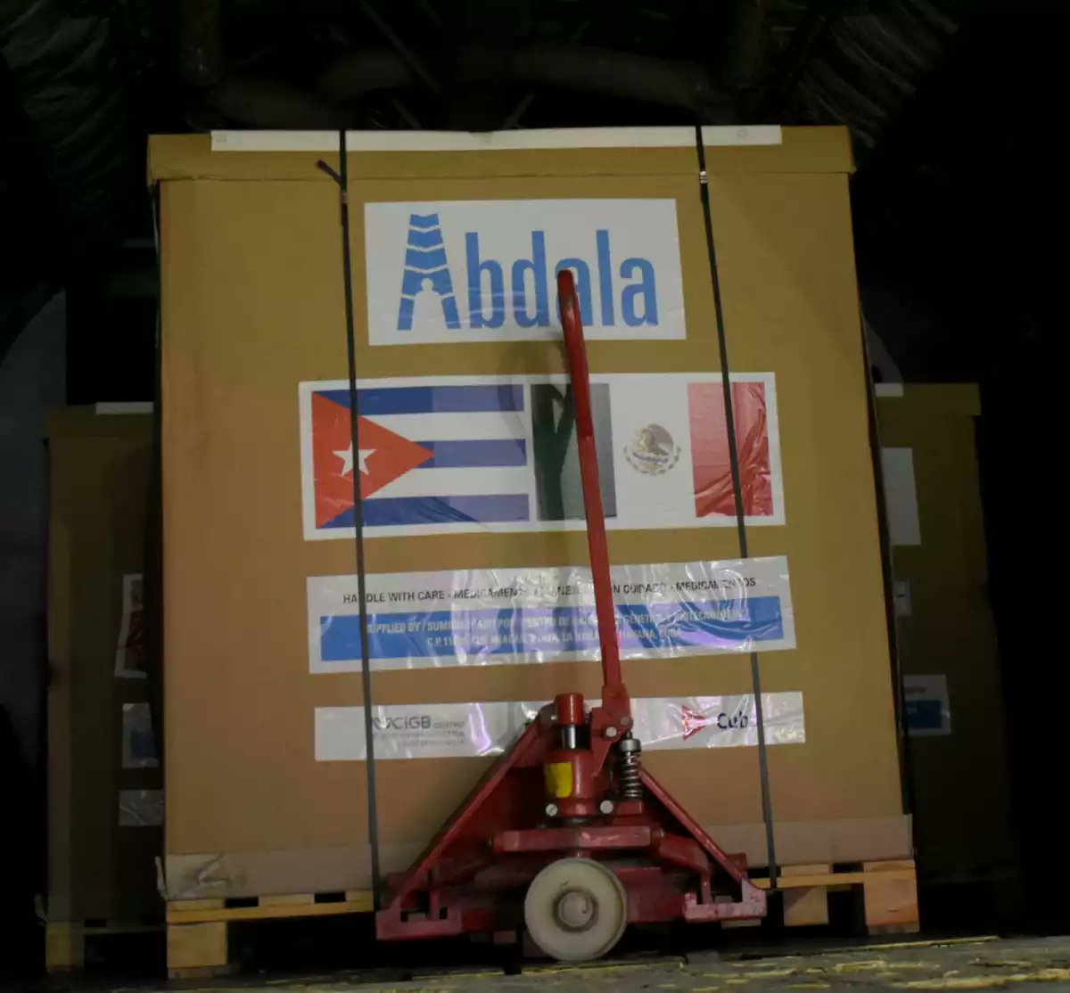 AmerangelLorenz's tweet photo. Ayer platicaba con un amigo médico y me decía que 9 de cada 10 enfermos #Covid que están llegando a los hospitales, son personas que recibieron la vacuna cubana #Abdala.

Ahí están las consecuencias de la irresponsabilidad de @lopezobrador_, quien prefirió financiar a sus amigos comunistas a expensas de la salud de los mexicanos.