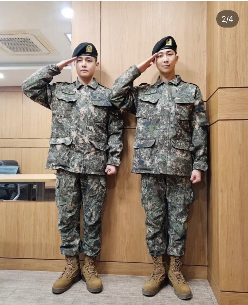 #Taehyung y #Namjoon terminaron su entrenamiento básico de 5 semanas y se graduaron hoy!
Ambos recibieron un premio por su excepcional conjunto de habilidades exhibidas durante las cinco semanas de capacitación, ya que estuvieron entre los únicos 11 aprendices de élite