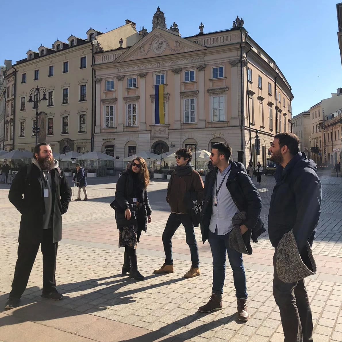#Anacronia trying to pose on the Market Square in Krakow on 21 March 2022 🍃 

Where will we be on this year's #earlymusicday ??

#earlymusic #concert #haydn #musicaantiga #kraków #poland #misteriapaschalia #music #friends #travelphotography #rynekgłówny #oudemuziek