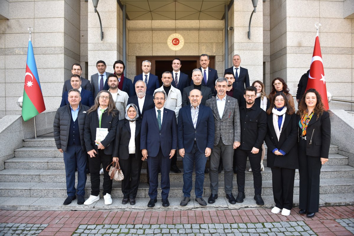 BursaTSO's tweet photo. ➡️Odamızın, @ticaret Bakanlığı destekleriyle hayata geçirdiği Kimya UR-GE projesi üyelerimiz faaliyetlerini tüm hızıyla sürdürüyor. 

Kimya Konseyi Başkanımız İlker Duran ve Meclis Üyemiz Ömer Tulga Gülsoy’un da yer aldığı heyetimiz, yeni ticaret köprüleri kurmak amacıyla 250 milyonluk nüfusa gümrüksüz mal ihraç eden kardeş ülke Azerbaycan’da. 

Başkent Bakü’de Türkiye’nin Bakü Büyükelçisi Doç. Dr. @cahitbagci ile bir araya gelen Bursa iş dünyası temsilcileri ardından Azerbaycan Türkiye İş Adamları Birliği’ni ziyaret ederek, ticaret ve yatırım olanaklarına ilişkin detaylı bilgiler edindi.

🇹🇷 🤝 🇦🇿